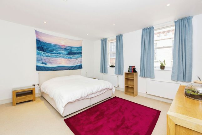 Terraced house for sale in Rampart Street, London