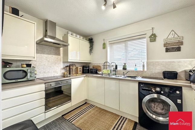 66 Rixtonleys Drive, Manchester photo 4