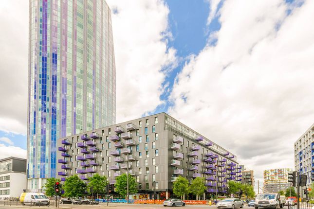 Flat to rent in Opal Court, Stratford, London
