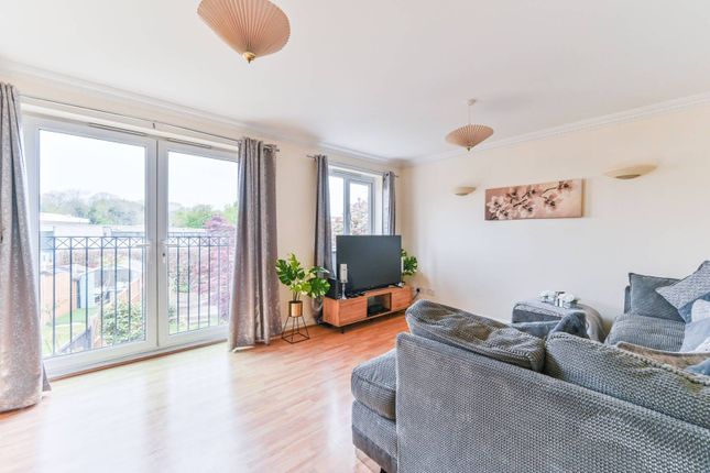 Terraced house to rent in Sandpiper Road, Sutton