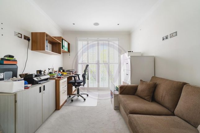 Flat to rent in Uplands Park Road, Enfield