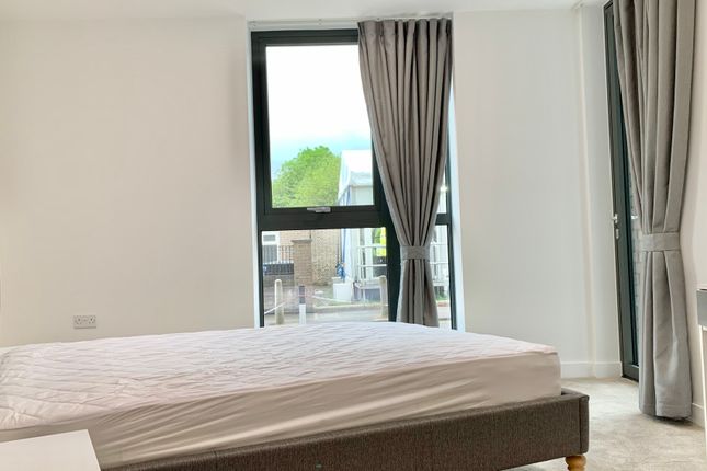 Flat to rent in Coster Avenue, London