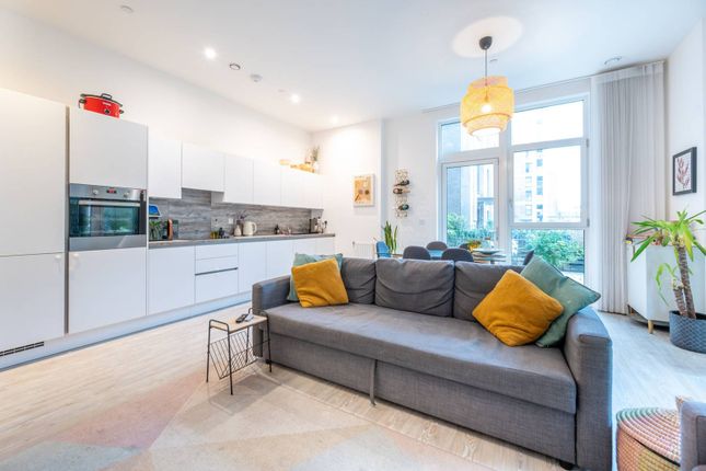 Flat for sale in Chamberlain Court, Upton Park, London