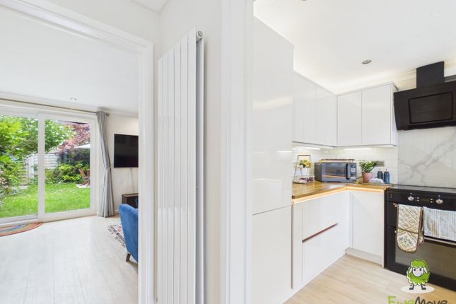 17, Pond Road Bramley, Tadley photo 3