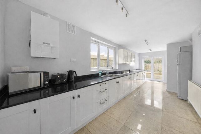 27, Lynette Avenue, London photo 4
