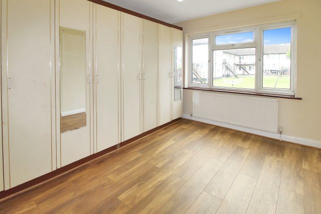 19 Queens Court, Kenton Lane, HARROW photo 4