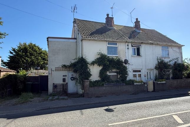 2-bed house on 1 Gordon Cottages, Scratby Road, Great Yarmouth, £90,000