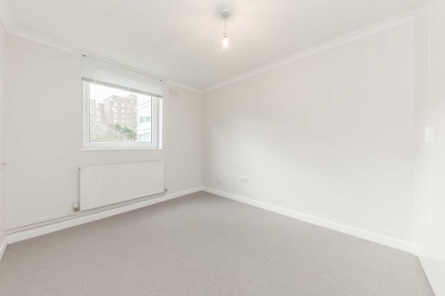 Flat to rent in Queens Ride, London