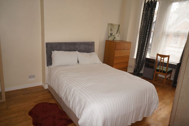 Flat to rent in 135 Glengall Road, London