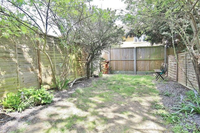 31 Heather Close, Isleworth photo 2
