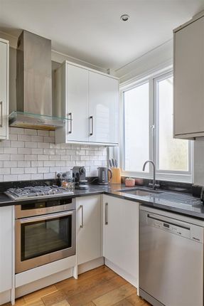 23, Riverview Grove, Chiswick photo 3