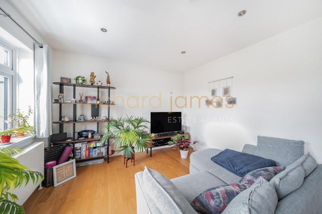 Flat for sale in Woodcroft Avenue, Mill Hill, London