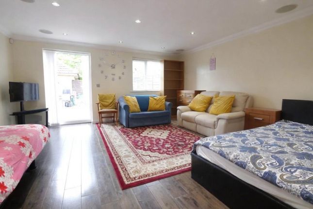 1, Thistle Drive, Hatfield photo 2