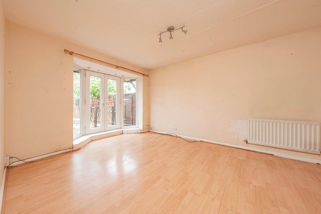 32 Pacific Close, Feltham photo 4