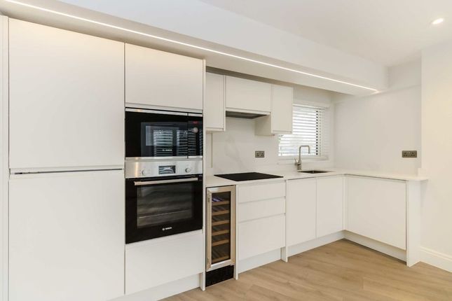 Flat to rent in Hampton Court Way, East Molesey