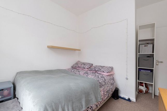 Flat to rent in Shrubbery Road, London