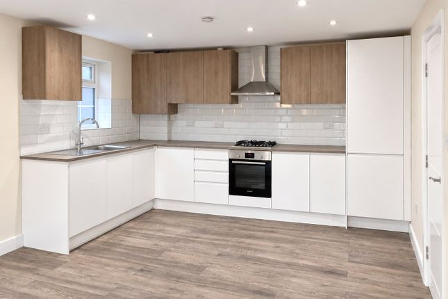 Aylsham Drive, Uxbridge photo 2