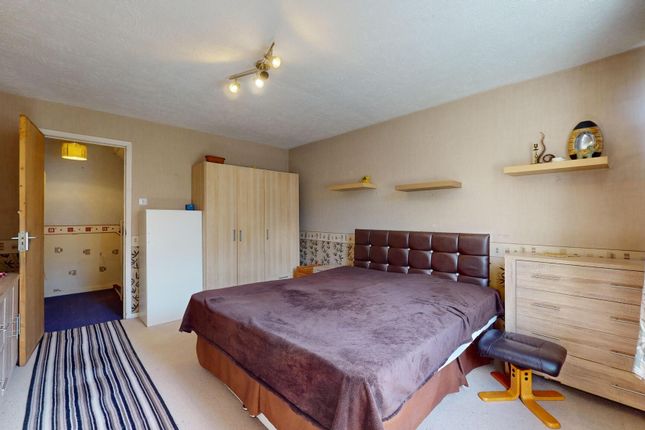Room to rent in Coburg Crescent, London