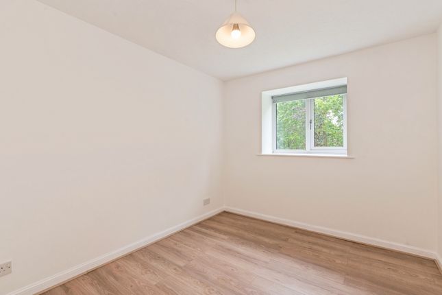 4 Melford Place, Western Avenue, Brentwood photo 2