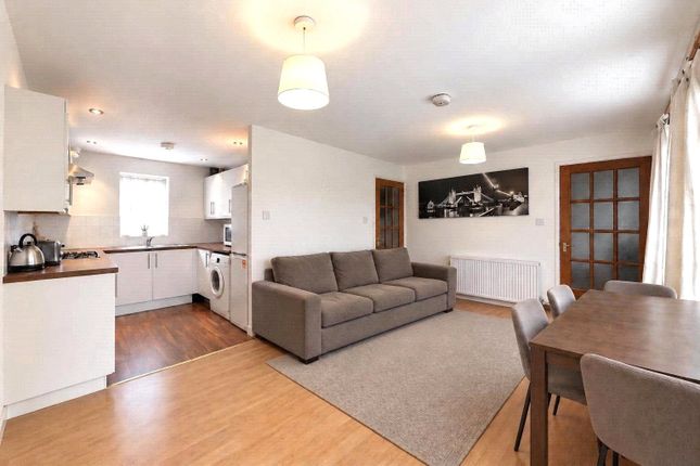 G18VC01280,, Farnham Gardens, London photo 4