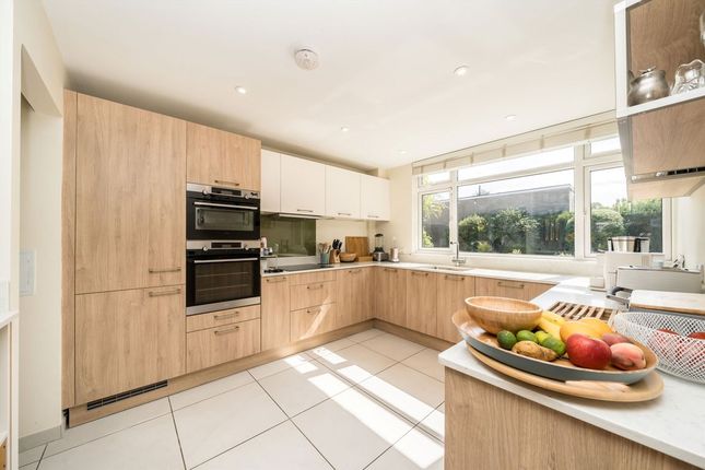 18, Astor Close, Kingston Upon Thames photo 3