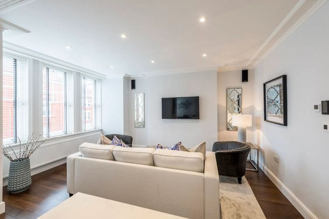 Flat to rent in Hamlet Gardens, London