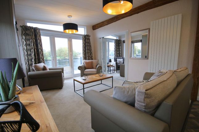 5 Thames Retreat, Chertsey Lane, Staines-Upon-Thames photo 4