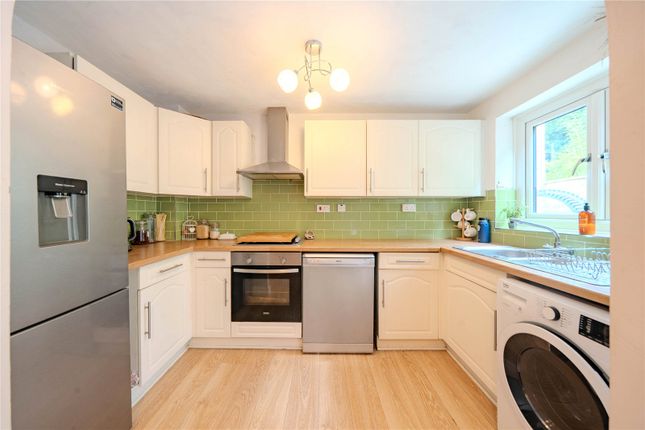 10, Chiltern Court, West Yorkshire photo 3