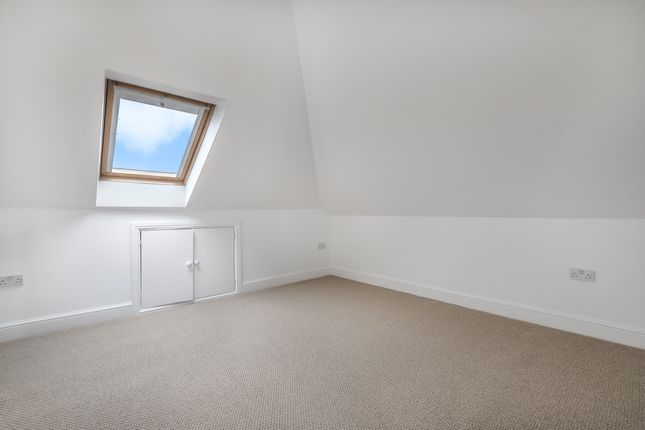 Flat 4, 110, Burnt Ash Hill, London photo 4