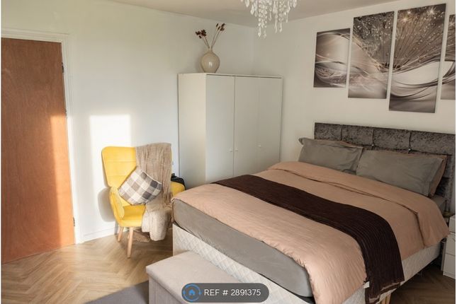 Flat, Violet Court Heybourne Crescent, London photo 5