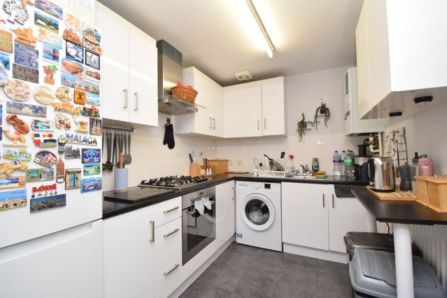Flat to rent in Union Road, Wembley, Greater London