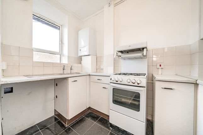 Flat 15, Lawson House, White City Estate, London photo 3