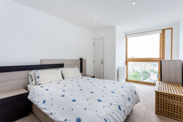 Flat to rent in Mastmaker Road, London