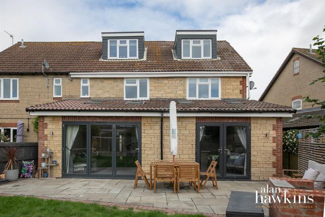 26, St. Marys Close, Bradenstoke photo 2