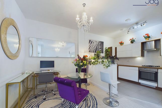 Flat for sale in Kershaw Drive, The Residence Kershaw Drive