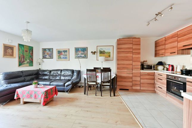 Flat for sale in Garratt Lane, Wandsworth Town, London