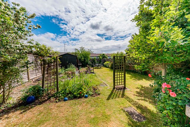 4 Westlands Avenue, Slough photo 3