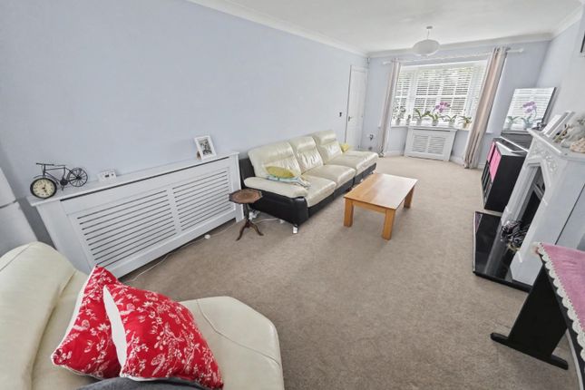 10, Cave Close, Rugby photo 3
