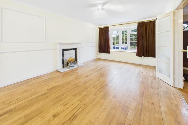 7, Victoria Close, Weybridge photo 3