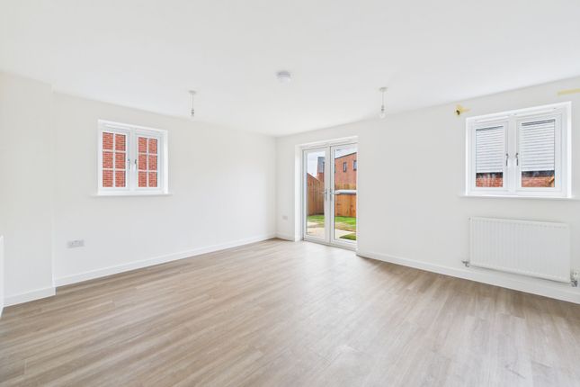 9 Colchester Crescent, Towcester photo 3