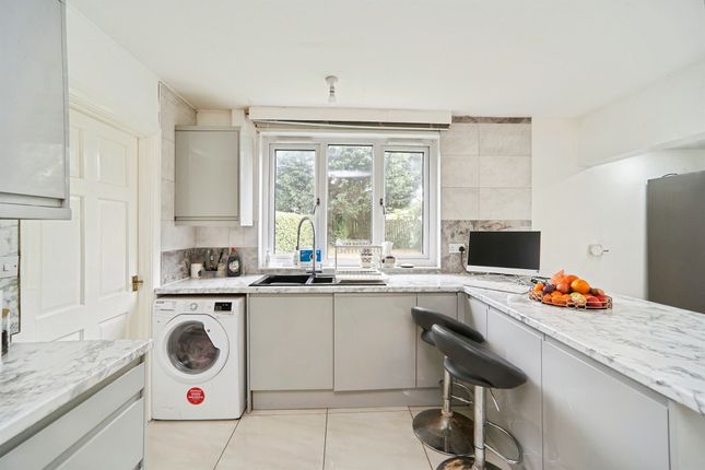 26, Alderton Rise, Leeds photo 3