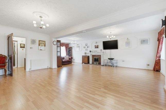 11 Dunstable Road, Stanford-Le-Hope photo 2