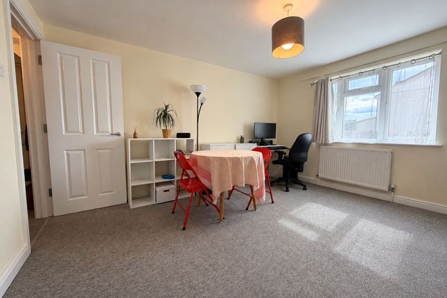 2 Orchard Court, Kidlington photo 2