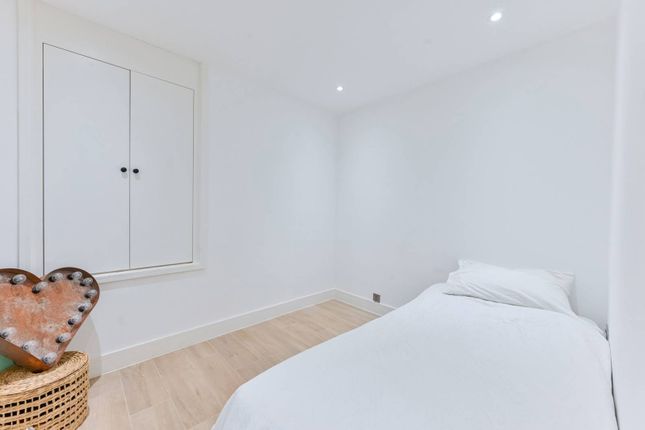 Flat for sale in Fulham Road, Parsons Green, London