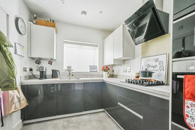 55, Raven Way, Swindon photo 4