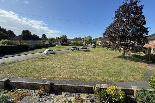 23, Broomfield, Elstead photo 4