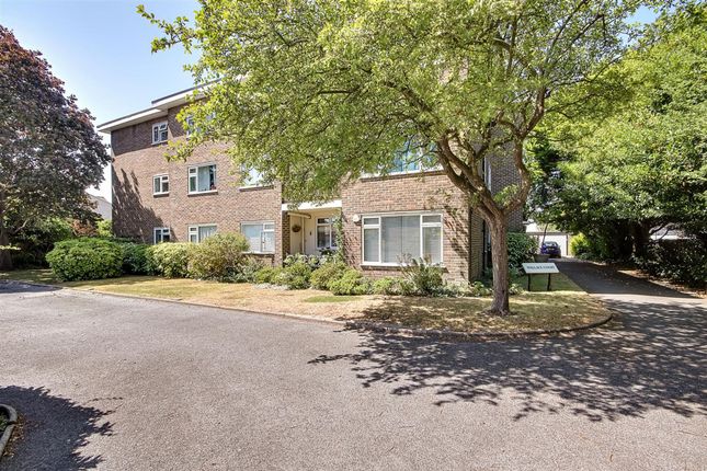 2-bed flat on Flat 11, Wallace Court Wallace Avenue, Worthing, £230,000