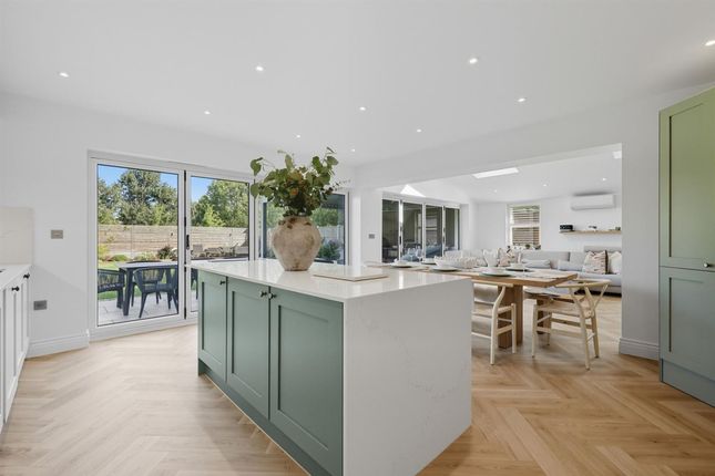 6 Theydon Meadows, Romford photo 4