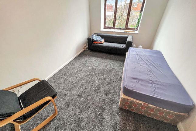 Flat for sale in Marchside Close, Heston