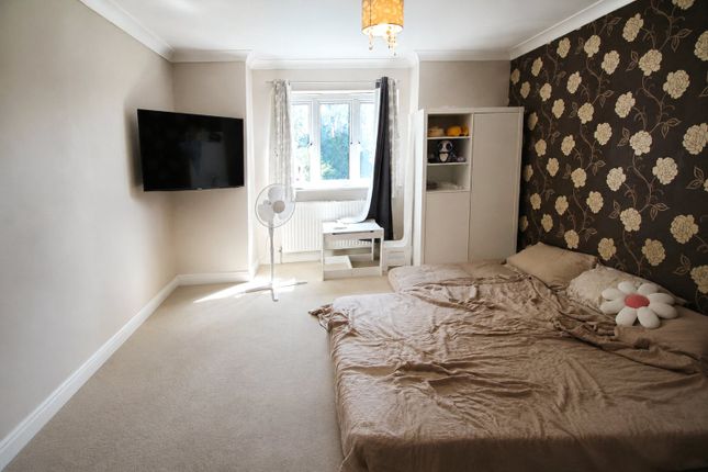 19, Pemberry Place, Basildon photo 5